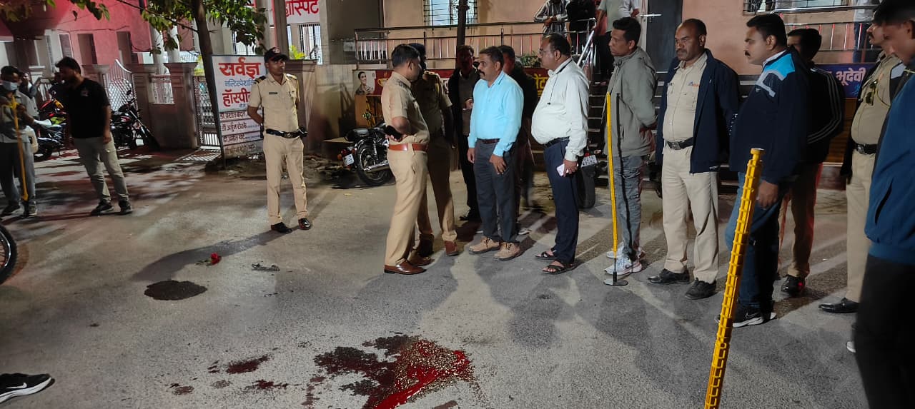 जालना के नूतन वसाहत क्षेत्र में सरेआम हुई गोलीबारी से शहर दहल उठा। युवक गंभीर रूप से घायल, पुलिस ने इलाके में भारी बंदोबस्त किया।