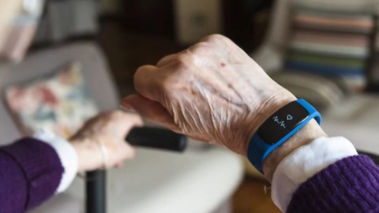 Gadgets For Senior Citizens: बुजुर्गों की जिंदगी बदल रहे स्मार्ट गैजेट्स, सुरक्षा और सुविधा दोनों मिलेंगी साथ