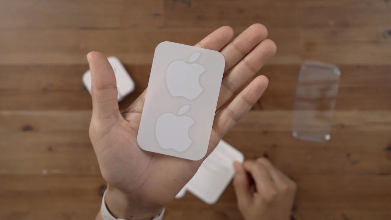Apple Sticker In iPhone Box: Apple का बड़ा फैसला iPhone बॉक्स से क्यों हटाए गए फ्री स्टिकर आखिर