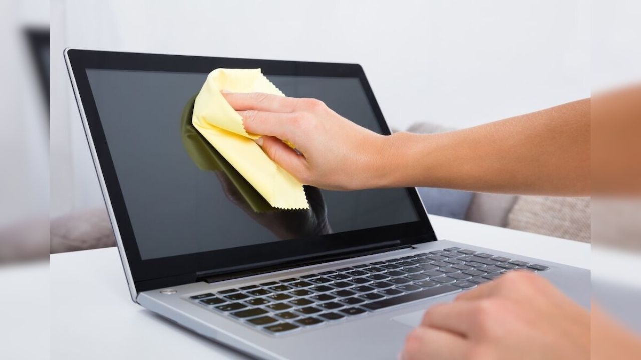 Tech Tips: लैपटॉप स्क्रीन साफ करते समय ये गलतियां आपके डिस्प्ले को कर सकती हैं खराब - NewsNation Online Tech Tips: लैपटॉप स्क्रीन साफ करते समय ये गलतियां आपके डिस्प्ले को कर सकती हैं खराब