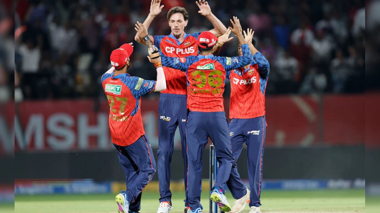 Punjab Kings Playoff Scenario: गेंदबाजी की कमजोरी से पंजाब किंग्स की IPL खिताबी दौड़ हुई मुश्किल