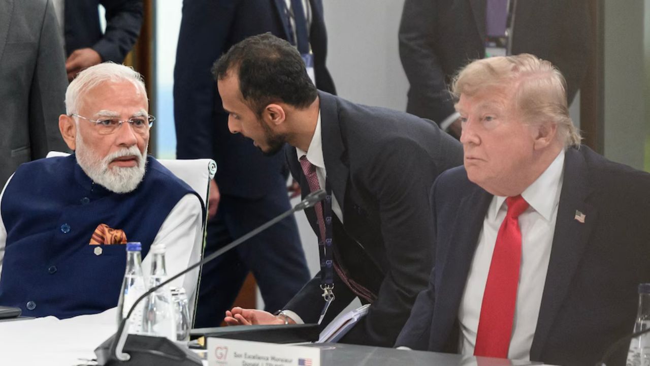 G7 सम्मेलन में पश्चिम एशिया तनाव पर भारत की आवाज, मोदी ने उठाया समुद्री व्यापार का मुद्दा - NewsNation Online Three men in business attire sit at a conference table; the center man leans in to speak to the man on the left, while the man on the right looks ahead.