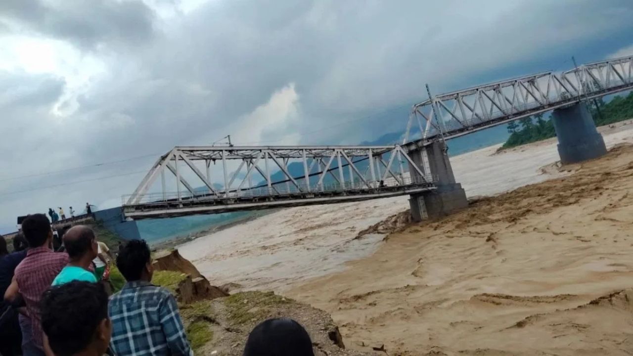 असम और अरुणाचल में बारिश का कहर, रेलवे पुल क्षतिग्रस्त, 300 मीटर लंबा पुल बहा, कई इलाकों का संपर्क टूटा