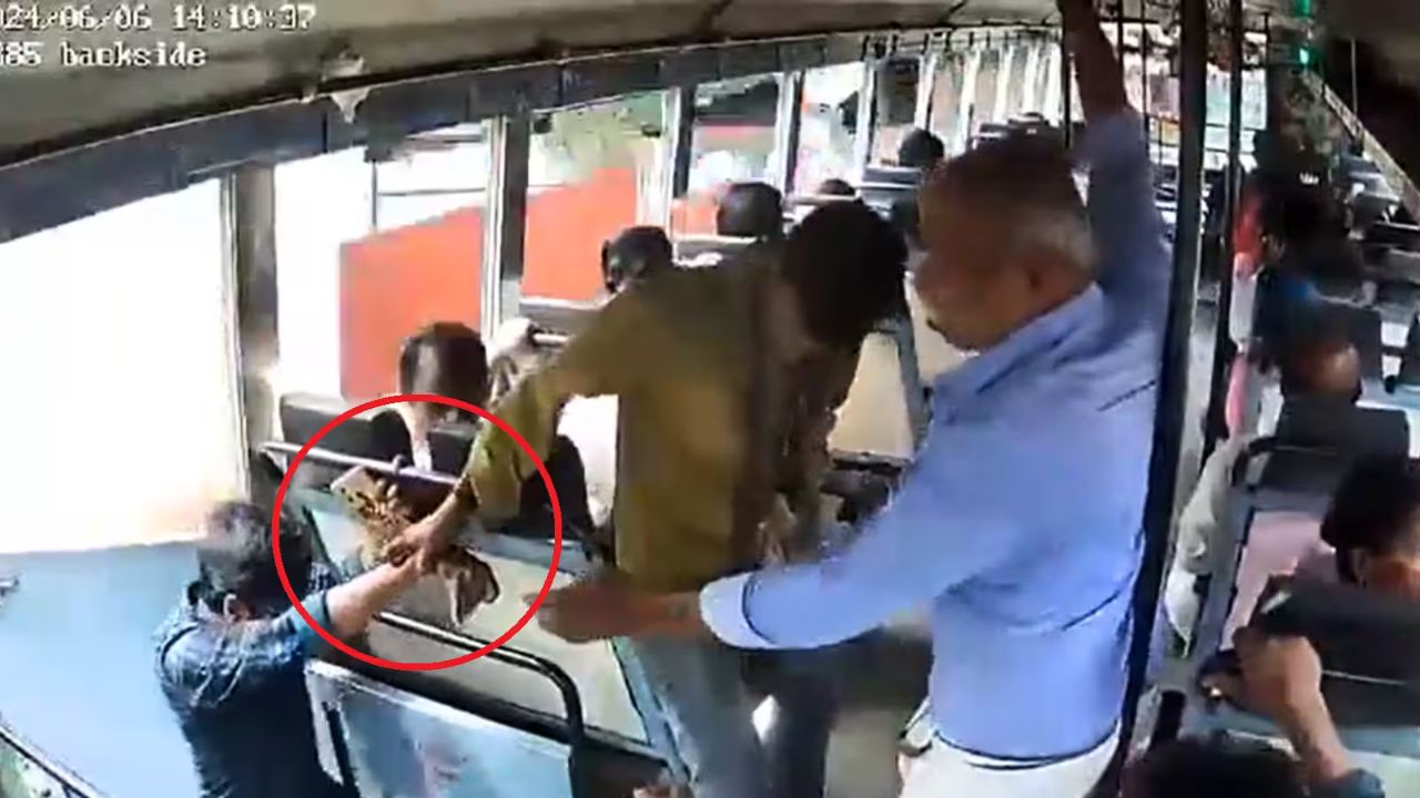 मास्क पहनकर आम यात्री बने मंत्री, बस कंडक्टर ने कहा- 'छुट्टे नहीं तो उतर जाओ'