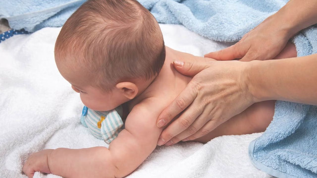 बच्चे की मालिश कितनी उम्र तक करनी चाहिए? जानिए एक्सपर्ट्स की सलाह और जरूरी सावधानियां