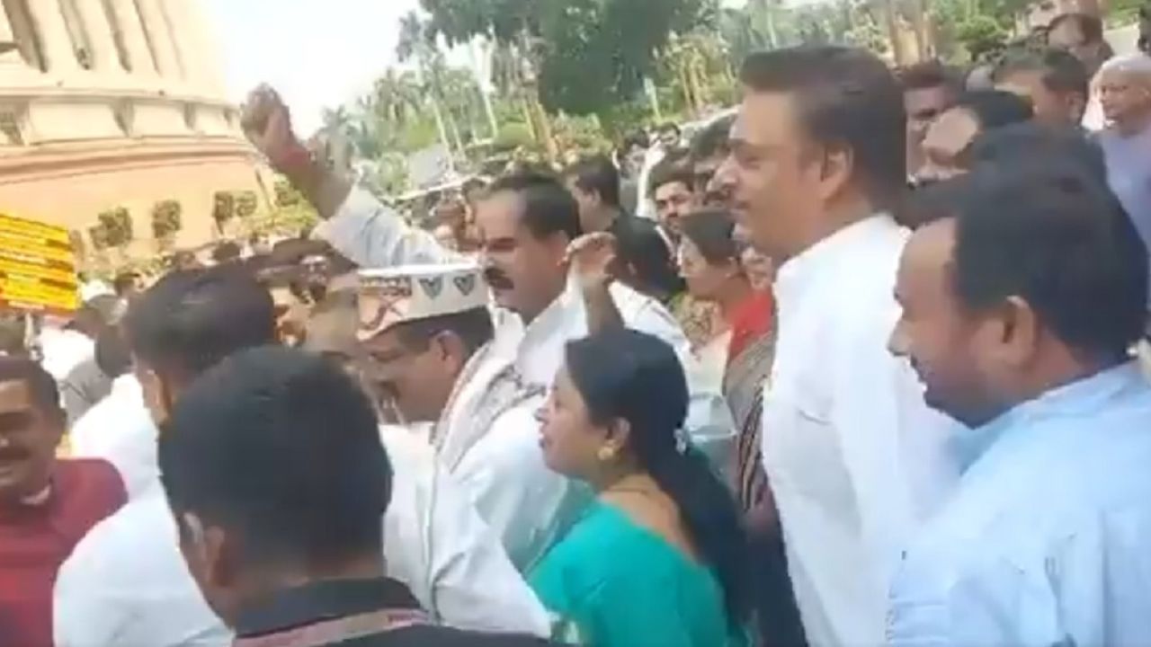 धर्मेंद्र प्रधान के इस्तीफे के बाद संसद पहुंचे, NDA सांसदों ने किया जोरदार स्वागत