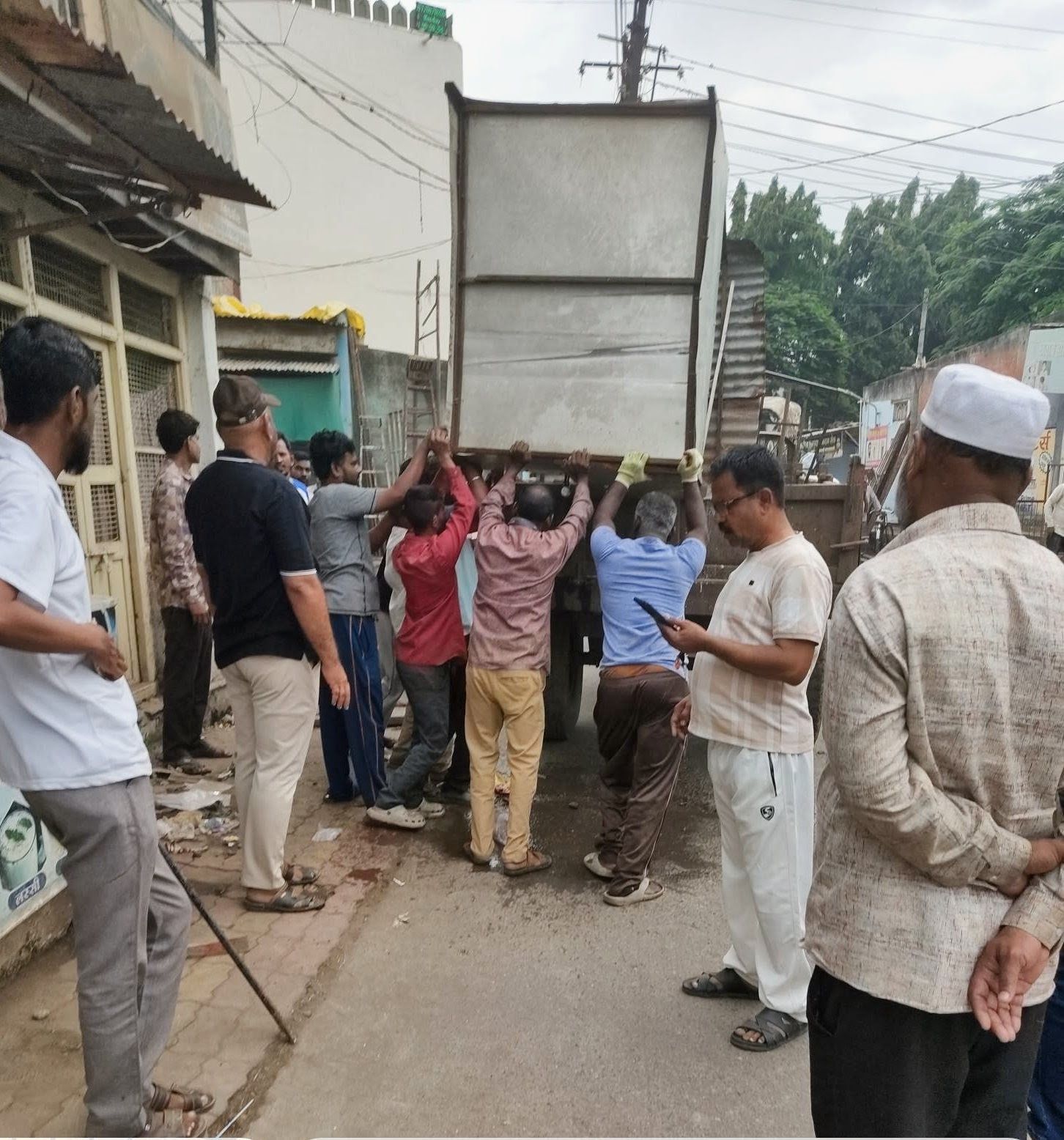 जालना में अतिक्रमण पर मनपा का शिकंजा, रेलवे स्टेशन रोड की 70 टपरियां और 3 शेड हटाए