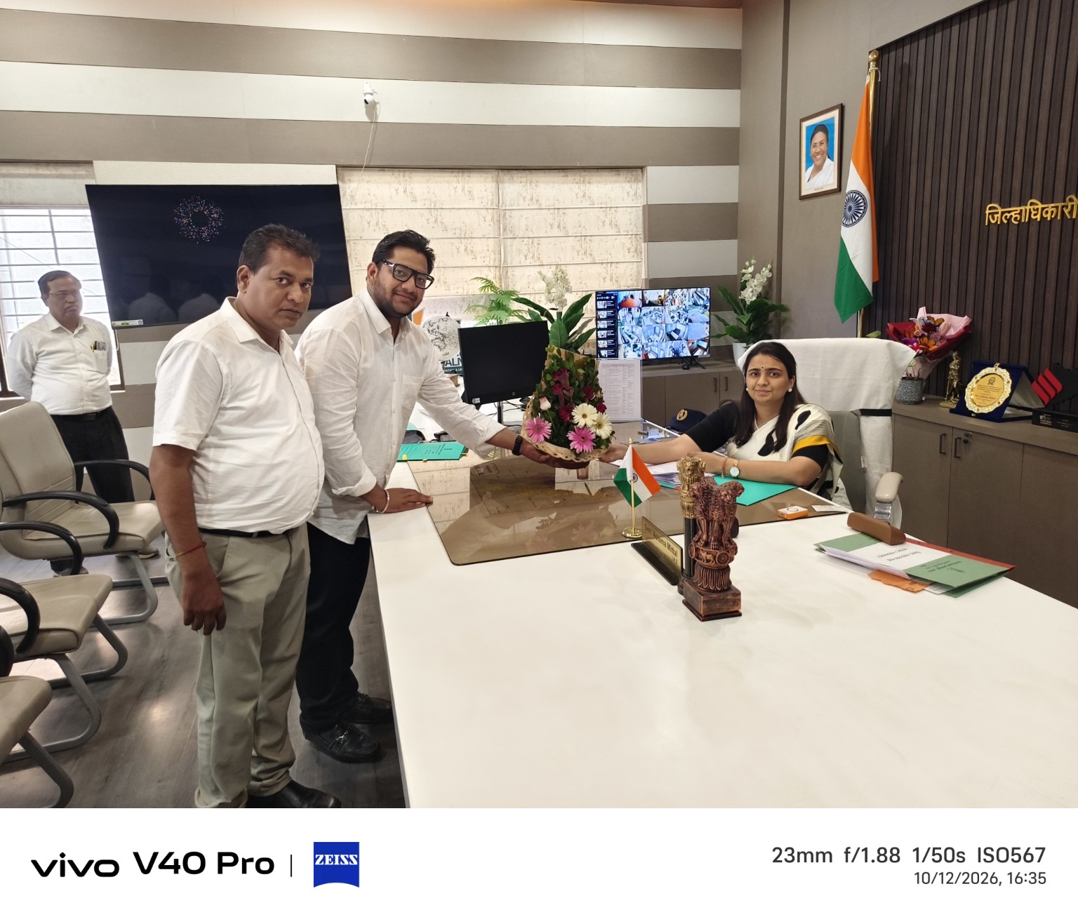 Shlok Agrawal and Advocate Mahesh Dhannawat felicitate Jalna Collector Ashima Mittal