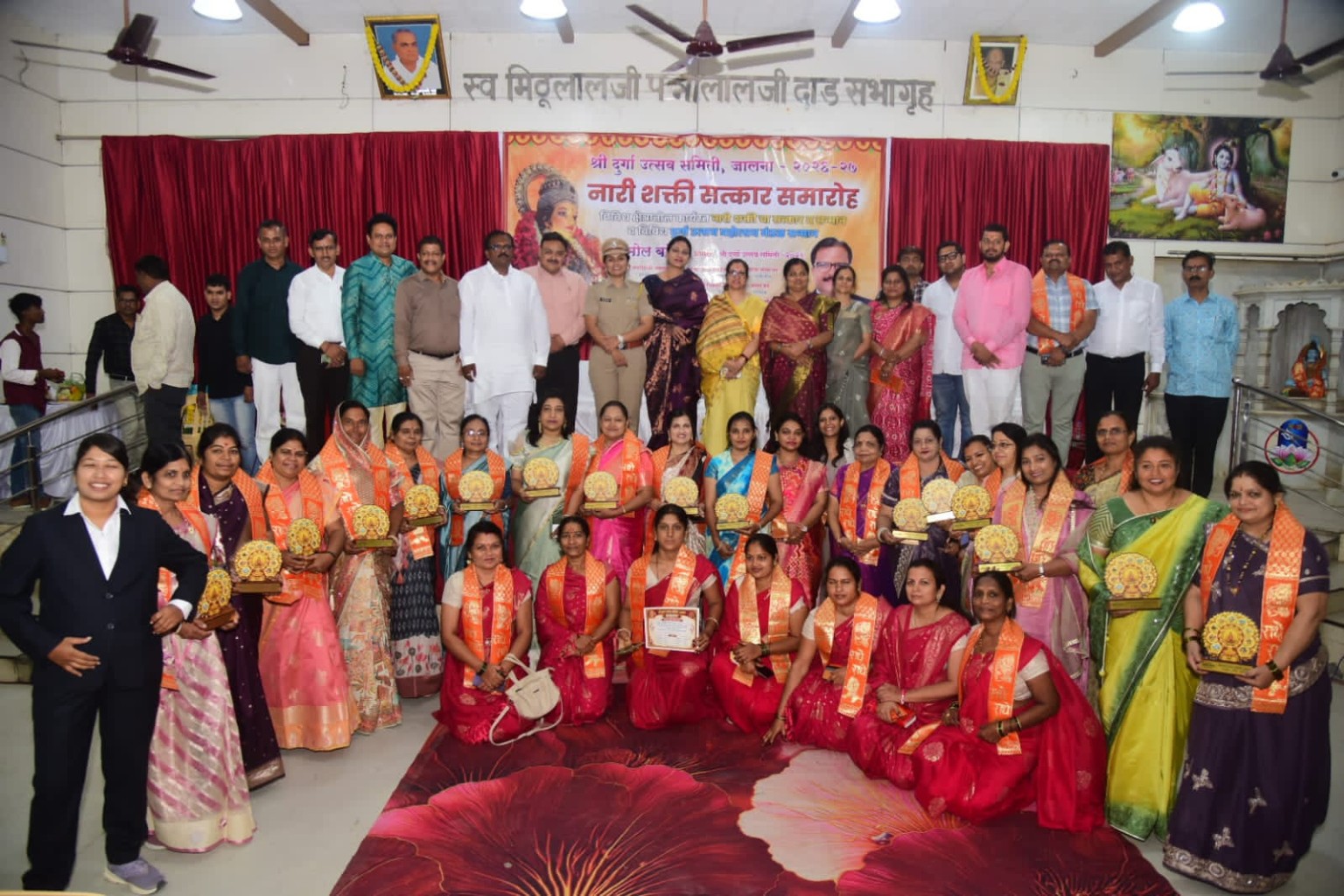 जालना श्री दुर्गा उत्सव समिती नारी शक्ती सन्मान सोहळ्यात सन्मानित महिला व मान्यवरांचे समूह छायाचित्र