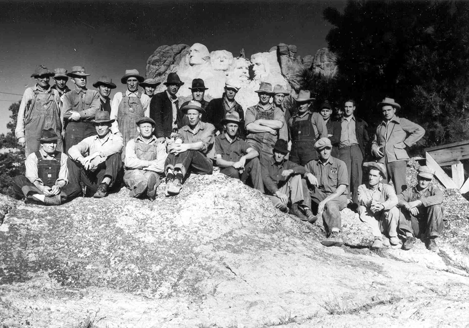 Mount Rushmore last carving crew 1941 — NPS archive - NewsNation Online Archival photograph of the last Mount Rushmore carving crew in 1941, with the presidential sculpture behind them