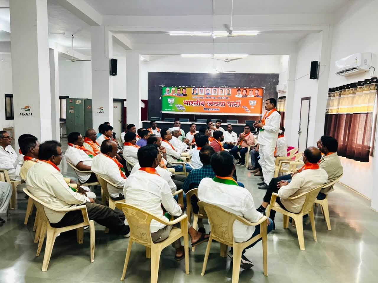 जालना के भाजपा जिला कार्यालय में 24 अक्टूबर 2026 को ग्रामीण जिला पदाधिकारियों की बैठक का दृश्य