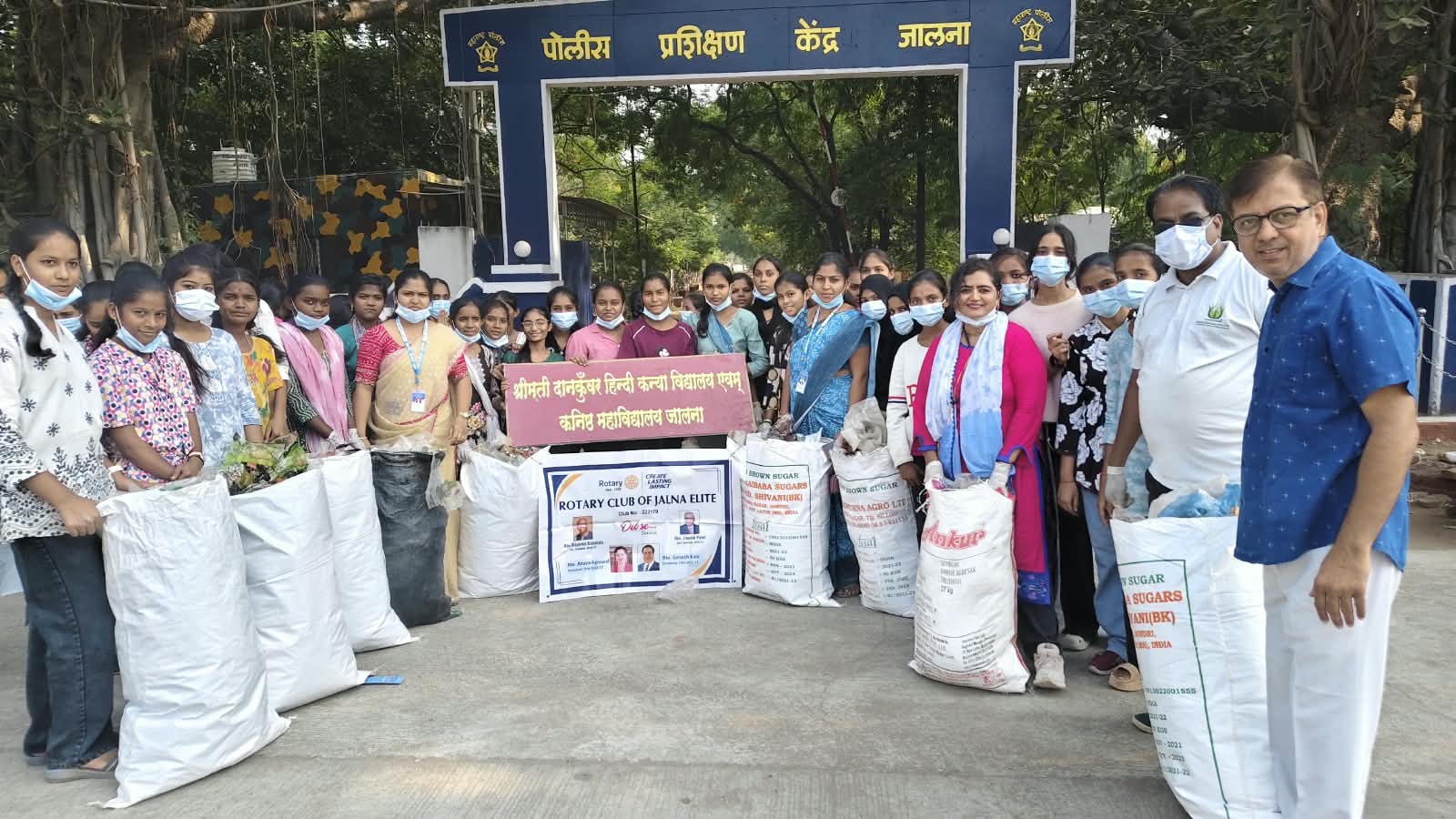 जालना में रोटरी और इंटरैक्ट क्लब की सफाई मुहिम में प्लास्टिक कचरा एकत्र करते स्वयंसेवक और बच्चियां