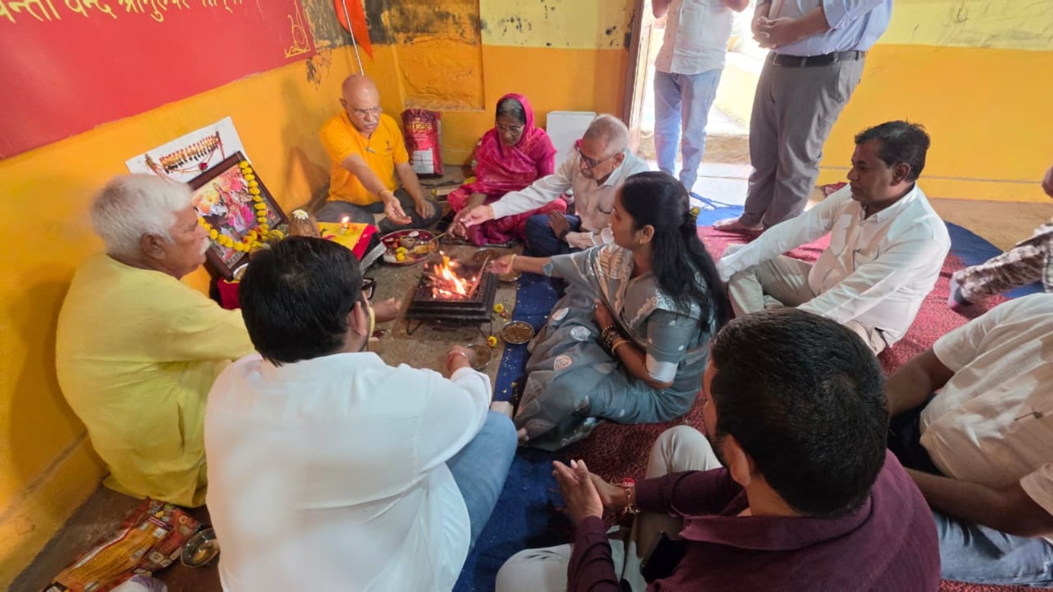 Devotees participating in Gayatri Parivar Sankalp Yagna at Hanuman Mandir Kalikurti Jalna