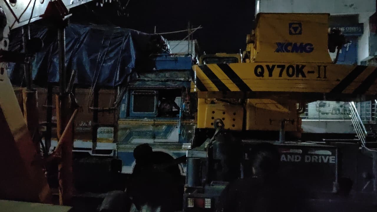 हादसे के बाद लकड़ी लदा ट्रक और पीली क्रेन