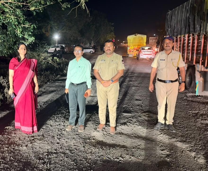 जालना में रात के समय सड़क का निरीक्षण करते अधिकारी