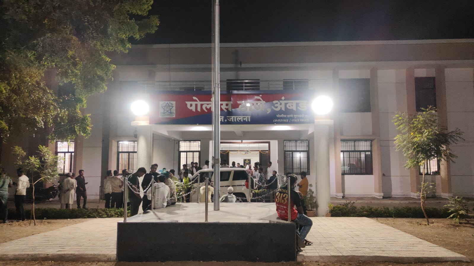 रात के समय अंबड पुलिस थाने के बाहर मौजूद लोग, जालना जिले की पुलिस जांच से संबंधित फोटो