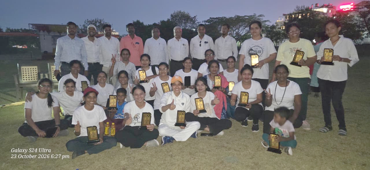जालना में लेडीज एडवोकेट क्रिकेट प्रतियोगिता में पुरस्कारों के साथ महिला खिलाड़ी और आयोजक