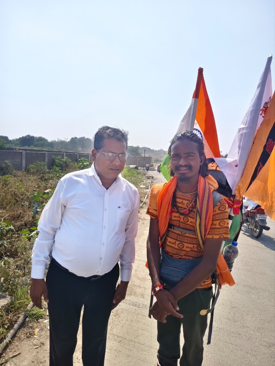जालना में स्केटिंग से भारत भ्रमण कर रहे अजय कुमार विश्वकर्मा के साथ एडवोकेट महेश धन्नावत