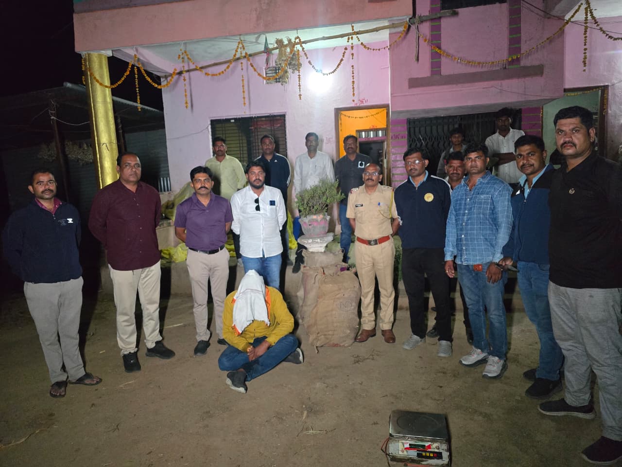 भोरखेड़ा गांजा खेती पुलिस कार्रवाई - NewsNation Online भोरखेड़ा गांजा खेती मामले में पुलिस कार्रवाई के दौरान समूह और जब्त सामग्री