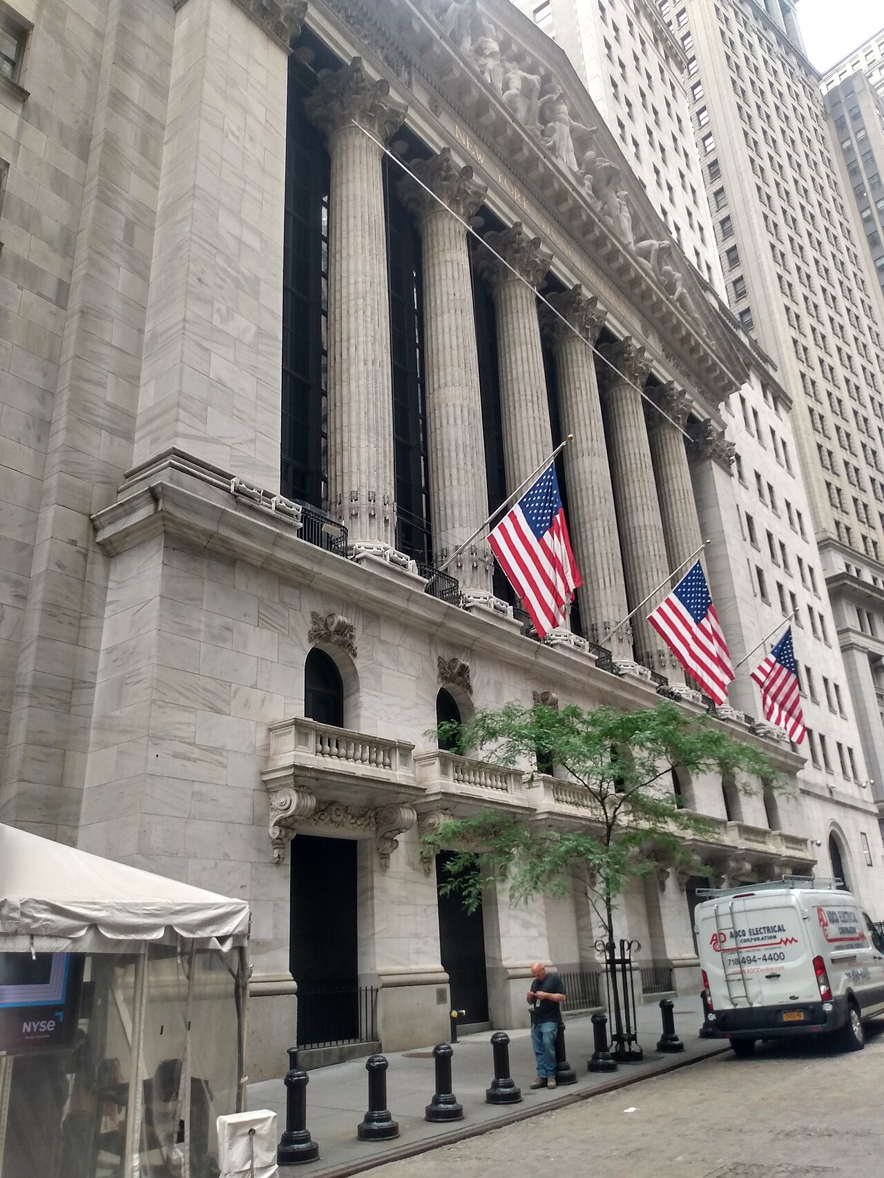 New York Stock Exchange illustrating hedge fund performance during September 2026 market volatility