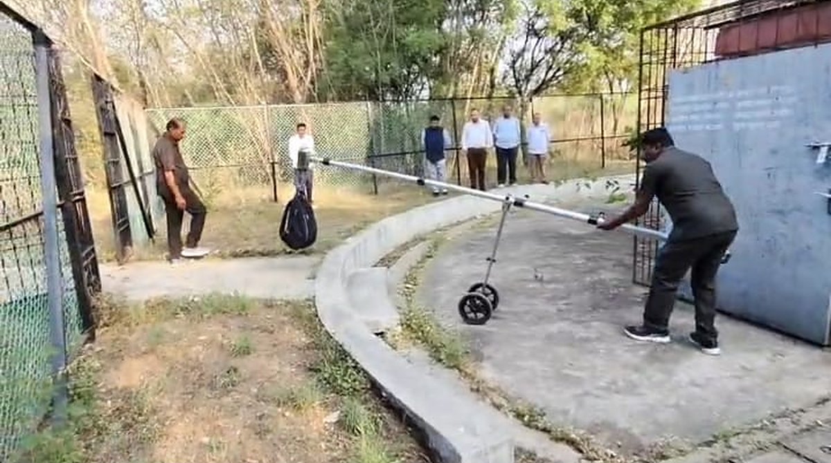 जालना के इंदेवाड़ी भू-अनुश्रवण केंद्र में मॉक ड्रिल के दौरान विशेष उपकरण से संदिग्ध बैग हटाता बीडीडीएस दस्ता