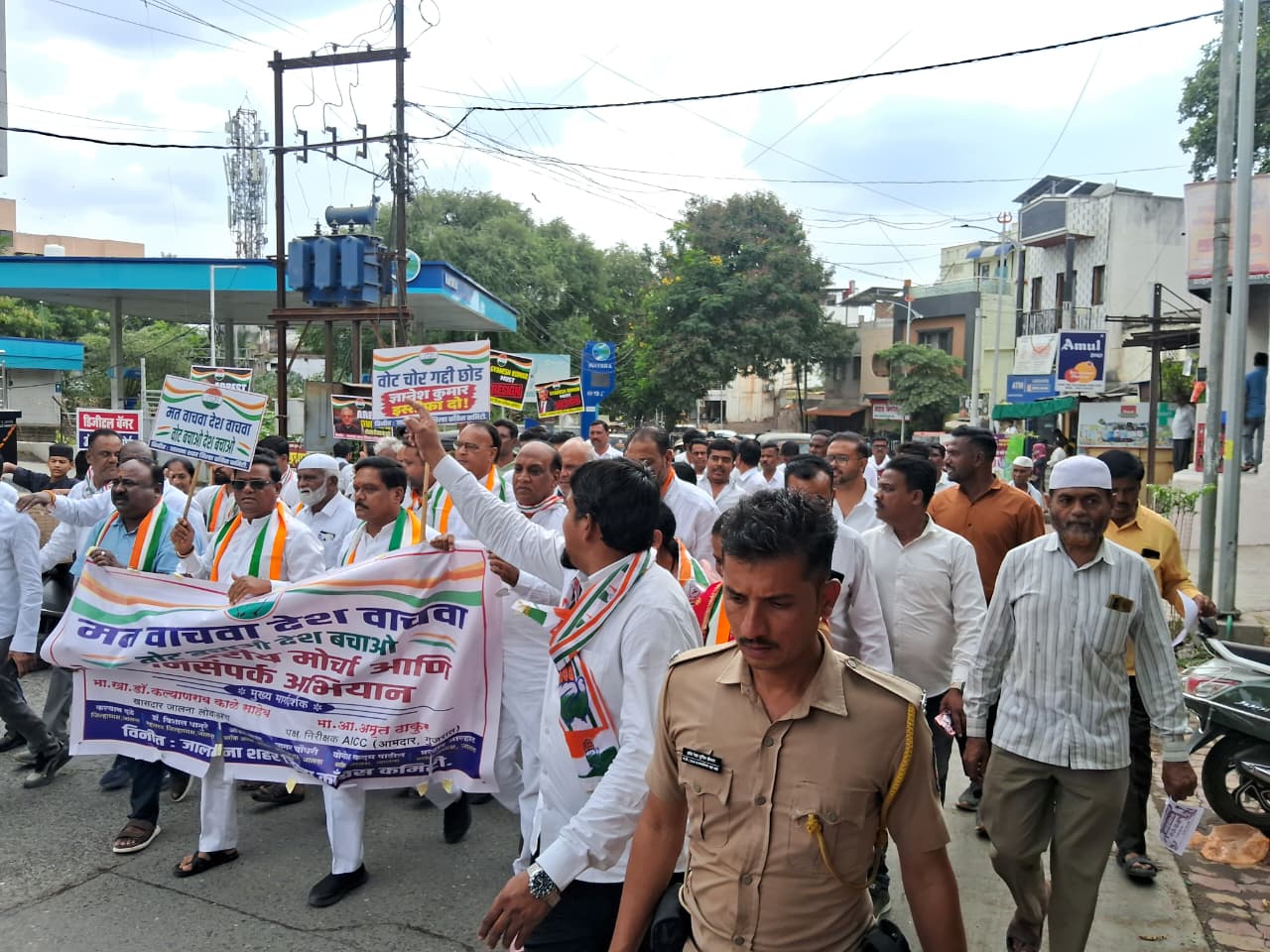 जालना में वोट बचाओ देश बचाओ अभियान के दौरान कांग्रेस कार्यकर्ताओं की पदयात्रा