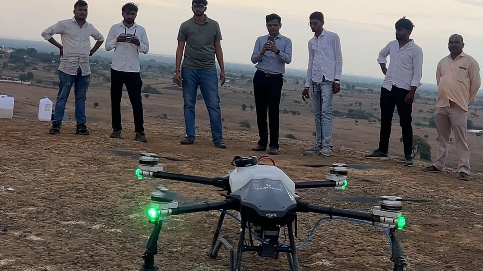 जालना के पास इस्लामवाडी की पहाड़ी पर ड्रोन से कृत्रिम बारिश (क्लाउड सीडिंग) परीक्षण के दौरान प्रिम एरोस्पेस की टीम