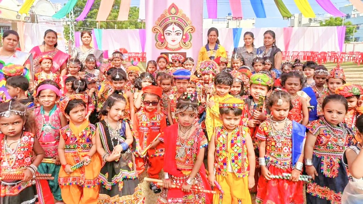 जालना के जी. जी. बगड़िया स्कूल में नवरात्रि उत्सव पर पारंपरिक परिधानों में डांडिया लिए गरबा-डांडिया कार्यक्रम में शामिल विद्यार्थी