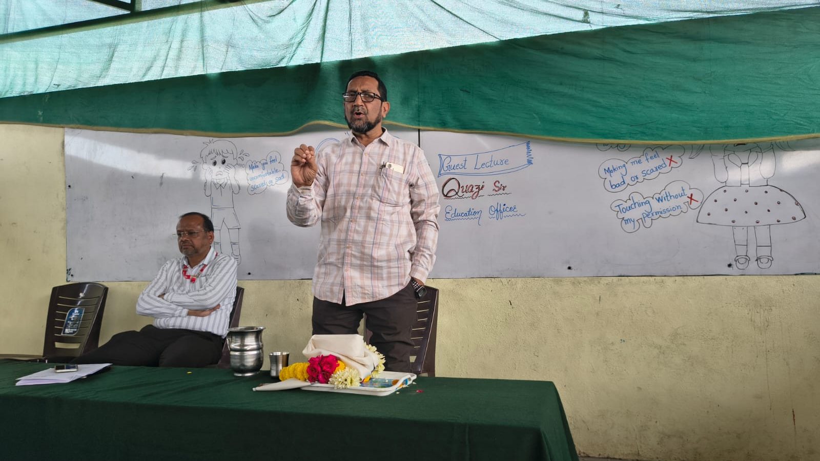 जालना के विस्डम इंग्लिश स्कूल में गुड टच-बैड टच कार्यक्रम में मार्गदर्शन करते उपशिक्षणाधिकारी काजी तारिक अली