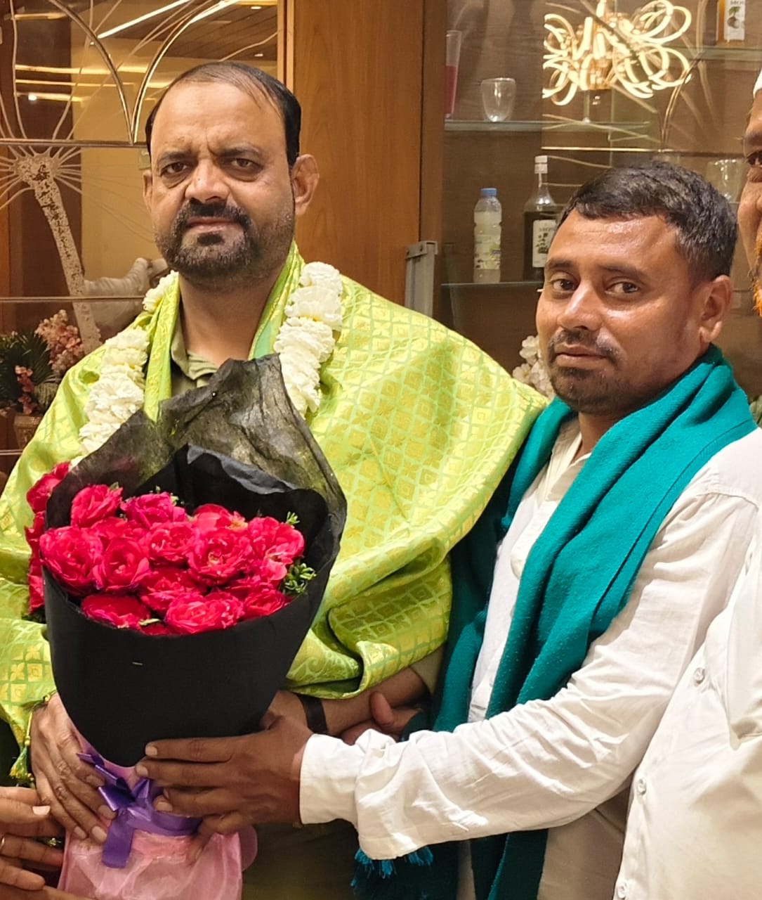 मालेगांव में इस्लाम पार्टी से जुड़े कार्यक्रम के दौरान पुष्पगुच्छ देकर सम्मान करते लोग