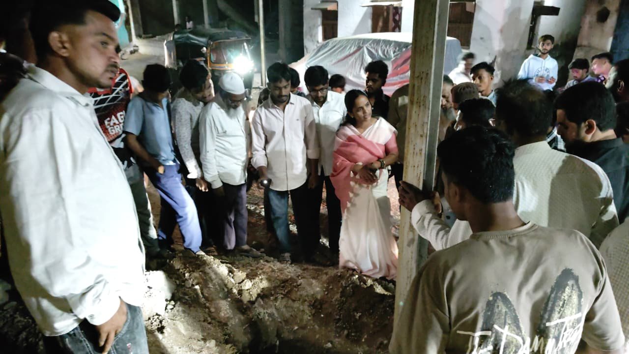 जालना के मालीपुरा में महापौर वंदना मगरे नागरिकों के साथ पाइपलाइन लीकेज का निरीक्षण करती हुई