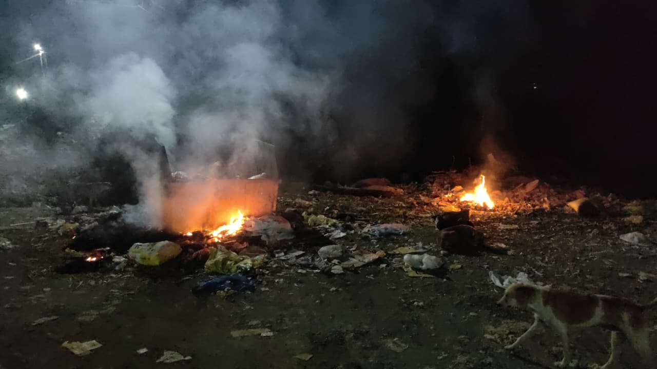 जालना राजाबाग शेर सवार रोड पर कचरे में आग - NewsNation Online राजाबाग शेर सवार रोड के पास रात में जलता कचरा, धुआं और आसपास आवारा कुत्ते