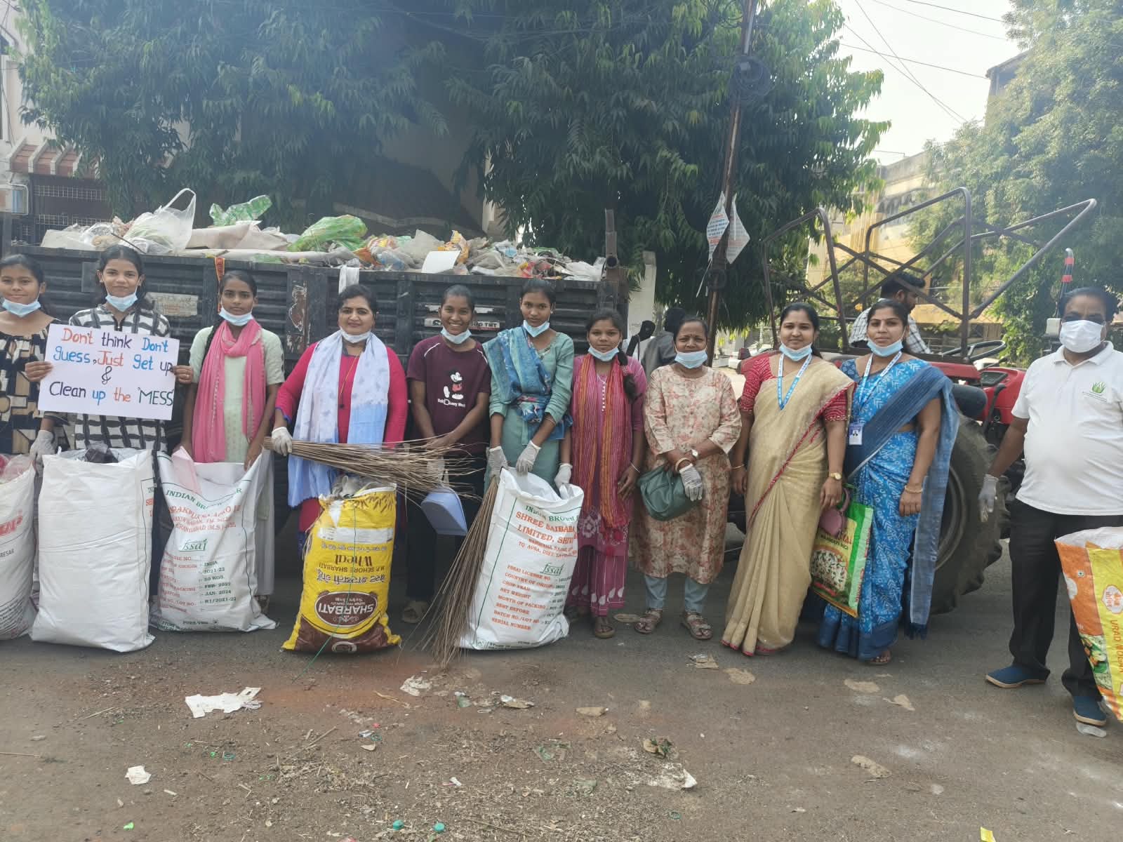 दुर्गामाता मंदिर परिसरातील प्लास्टिक स्वच्छता मोहिमेत सहभागी झालेल्या मुली आणि रोटरी सदस्य