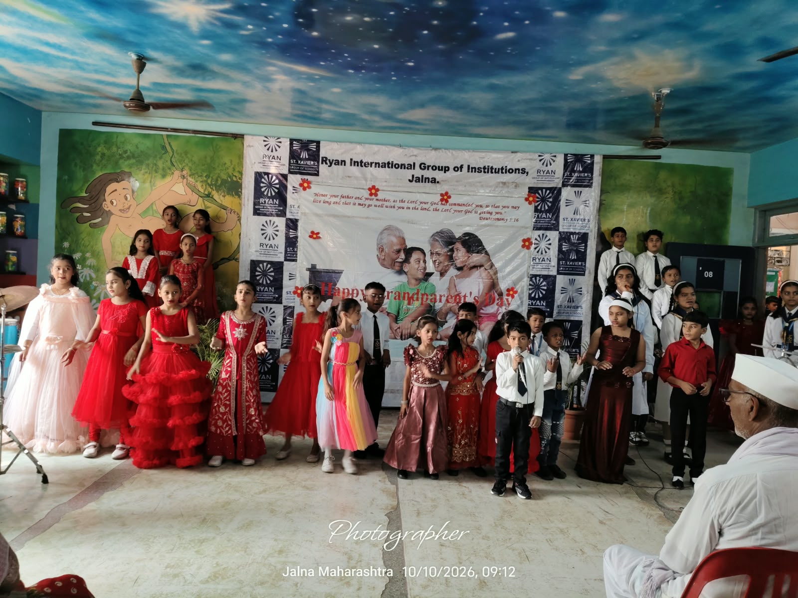Jalna Ryan St Johns Grandparents Day 2026 - NewsNation Online जालना में रायन इंटरनेशनल और सेंट जॉन्स स्कूल के ग्रैंडपेरेंट्स डे कार्यक्रम में सांस्कृतिक प्रस्तुति देते विद्यार्थी