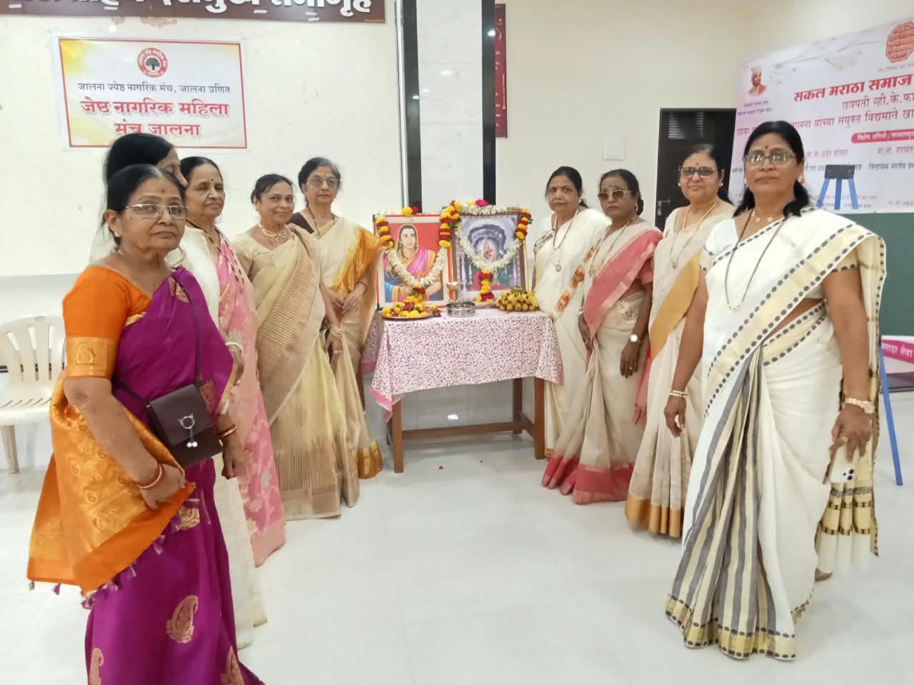 जालना वरिष्ठ नागरिक महिला मंच की सदस्याएं कोजागिरी कार्यक्रम में प्रतिमाओं के पास