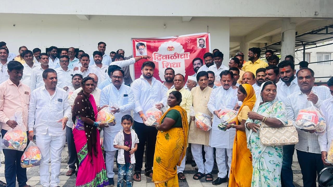 जालना में शिवसेना पदाधिकारी दिव्यांग और जरूरतमंद परिवारों को दिवाली राशन किट सौंपते हुए