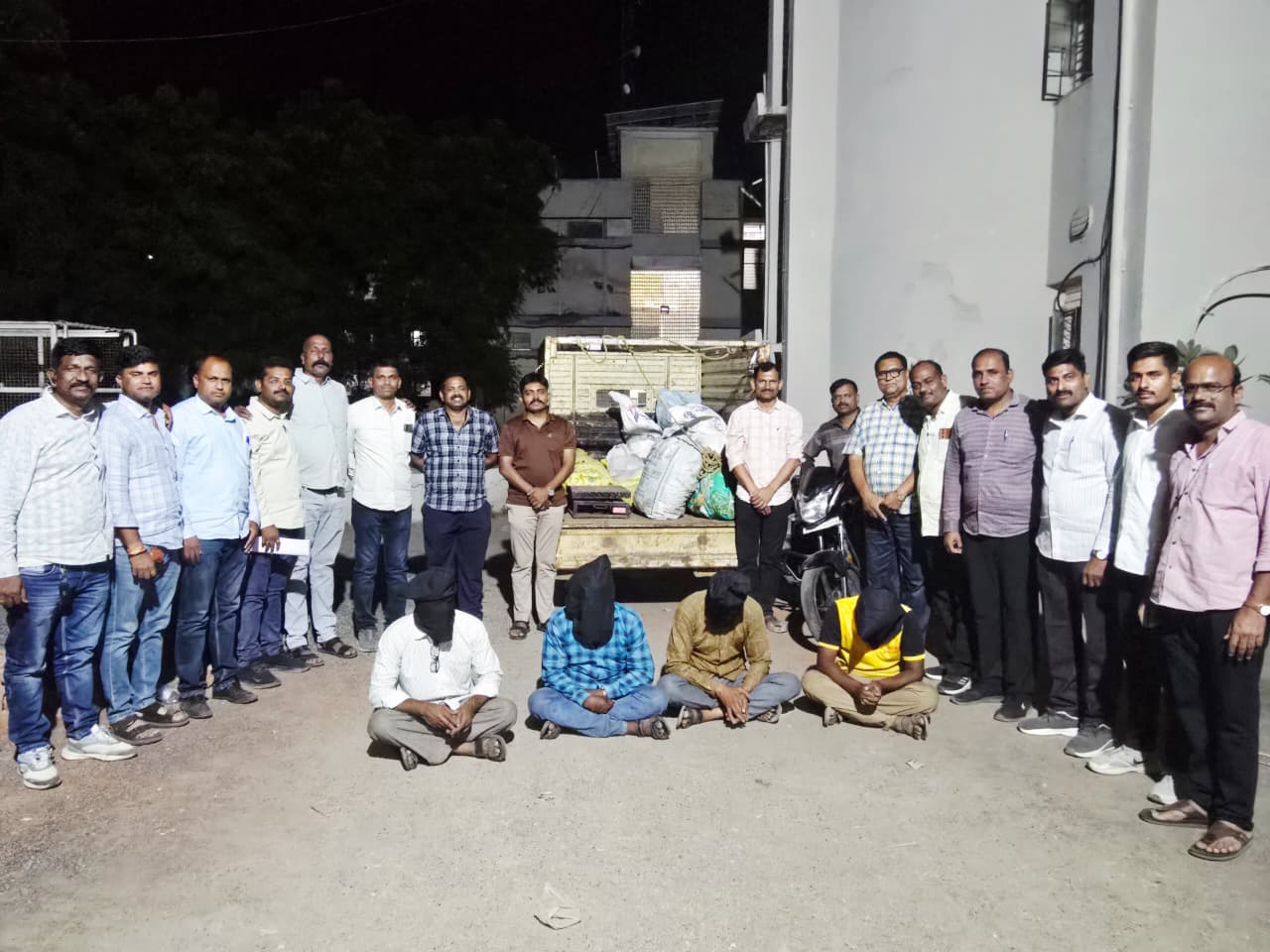 जालना सोलर प्लांट कॉपर चोरी पुलिस कार्रवाई - NewsNation Online जालना स्थानीय अपराध शाखा की कार्रवाई के दौरान चार हिरासत में लिए गए व्यक्ति और पुलिस टीम, पीछे जब्त सामग्री