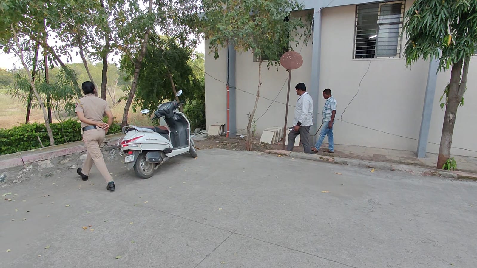 जालना पुलिस अधीक्षक कार्यालय परिसर - NewsNation Online जालना पुलिस अधीक्षक कार्यालय परिसर में सांप दिखाई देने के बाद निरीक्षण करते लोग
