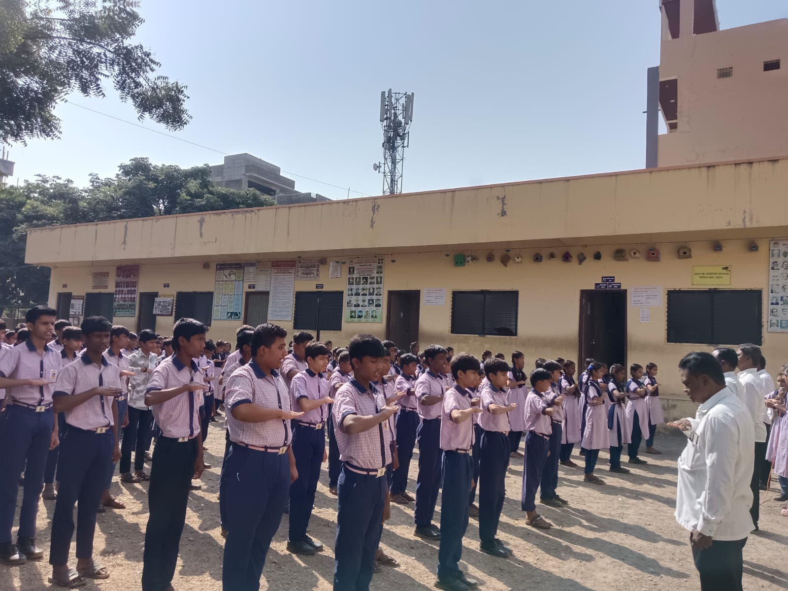 जालना में विद्यालय परिसर में पटाखा मुक्त दिवाली की शपथ लेते स्कूली विद्यार्थी