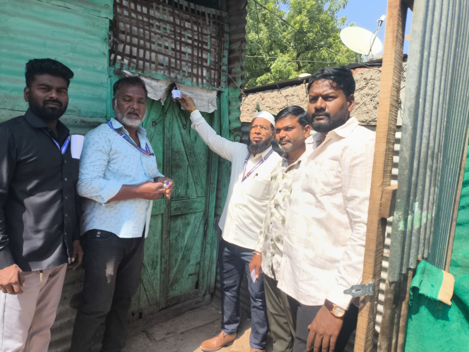 जालना के वाल्मीकि नगर में बूचड़खाने के दरवाजे पर सील लगाते महानगरपालिका कर्मचारी
