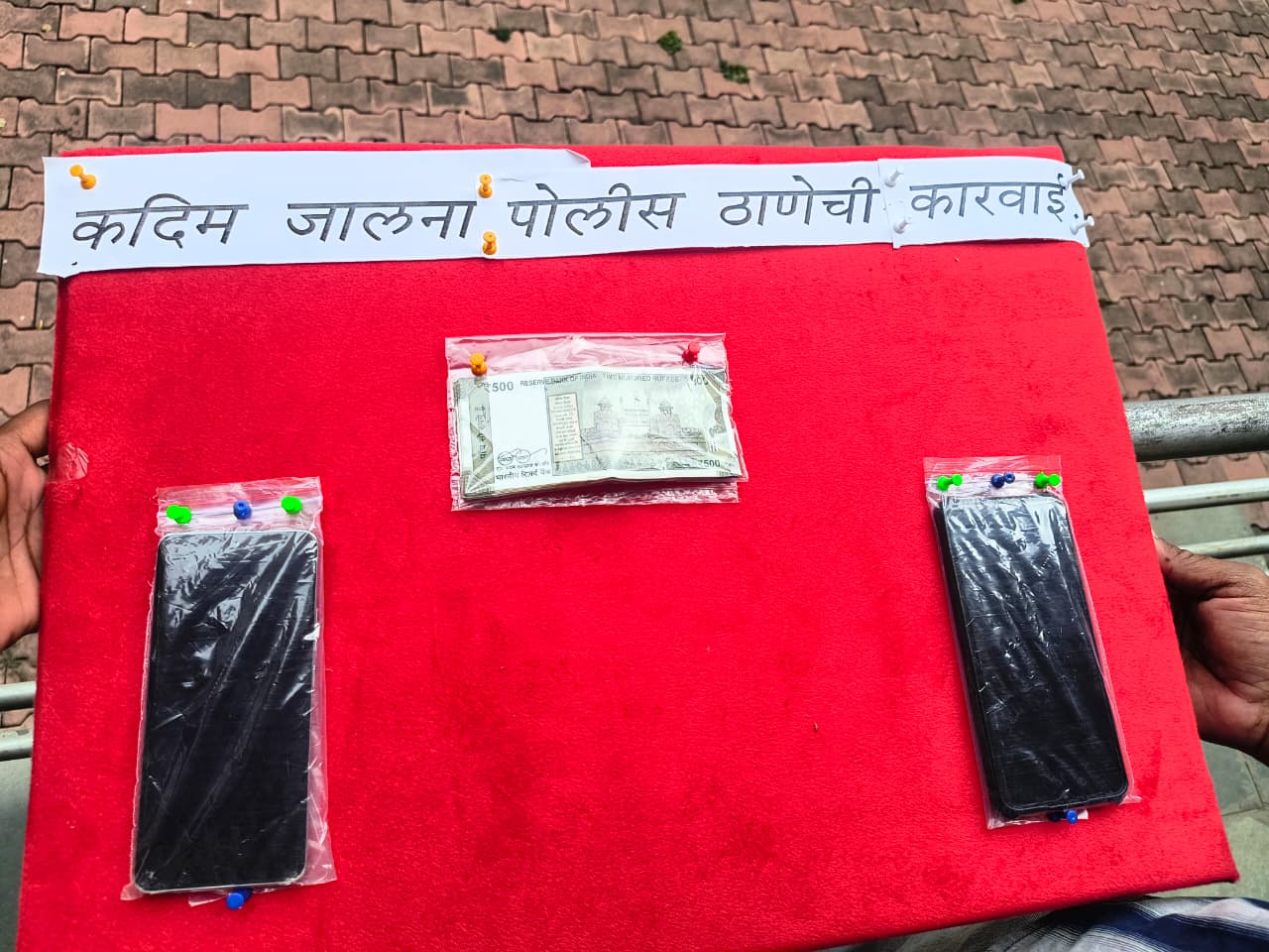 Kadim Jalna Police Robbery Arrest - NewsNation Online कदीम जालना पुलिस थाने में लूट मामले की कार्रवाई के दौरान पुलिस और जब्त स्कूटी