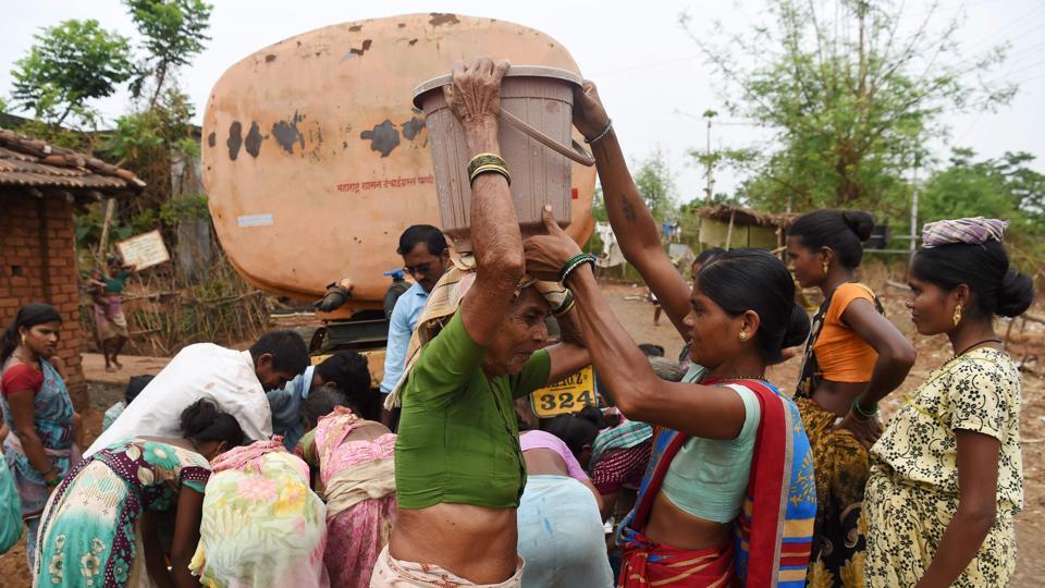 महाराष्ट्र में जल संकट के दौरान टैंकर से पानी लेते नागरिक