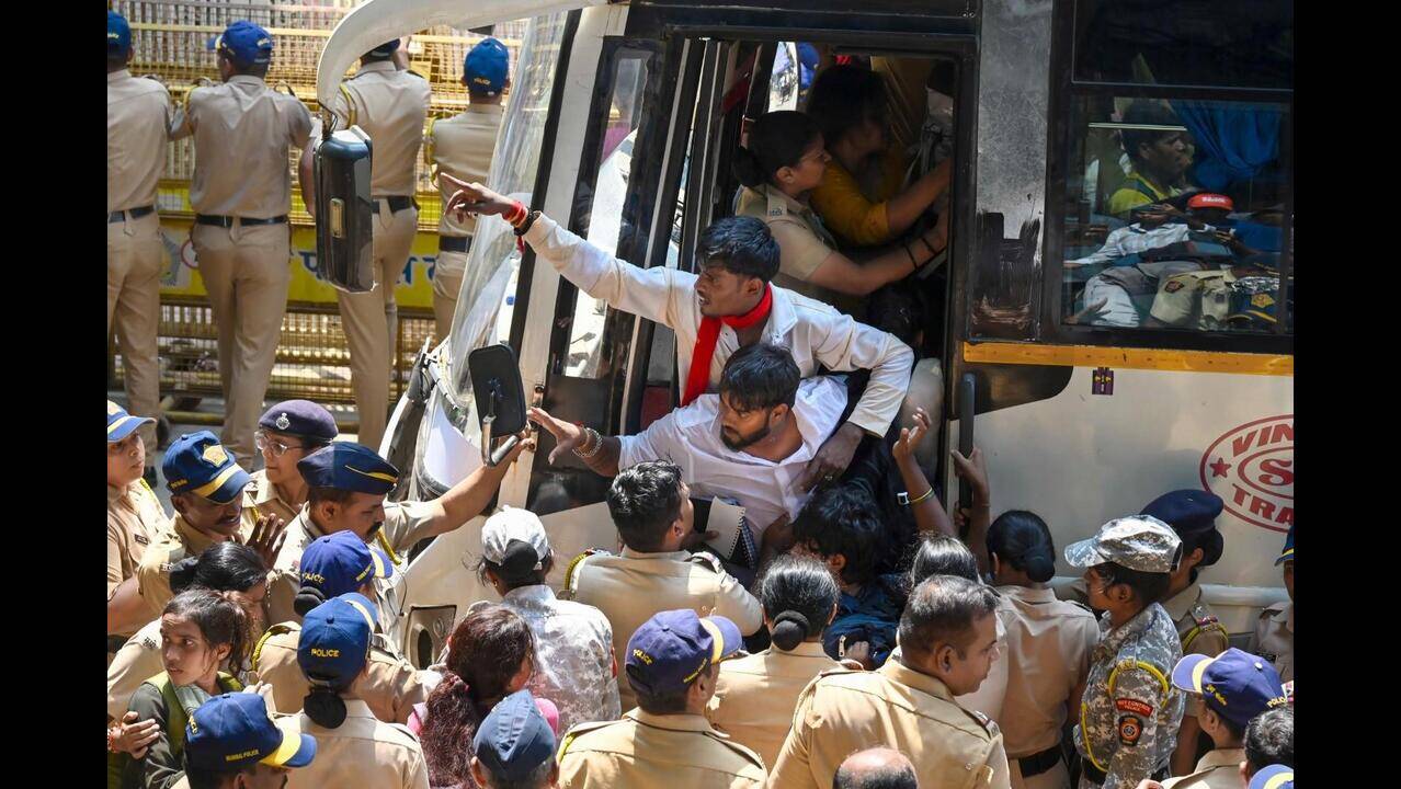 मुंबई में आदिवासी छात्रों के आंदोलन के बाद हॉस्टल भत्ता बढ़ा