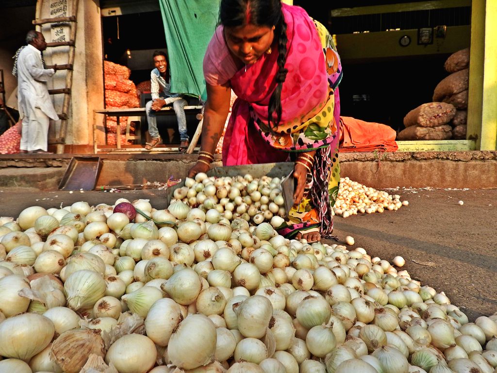 नागपुर के कलमना थोक बाजार में प्याज की बिक्री