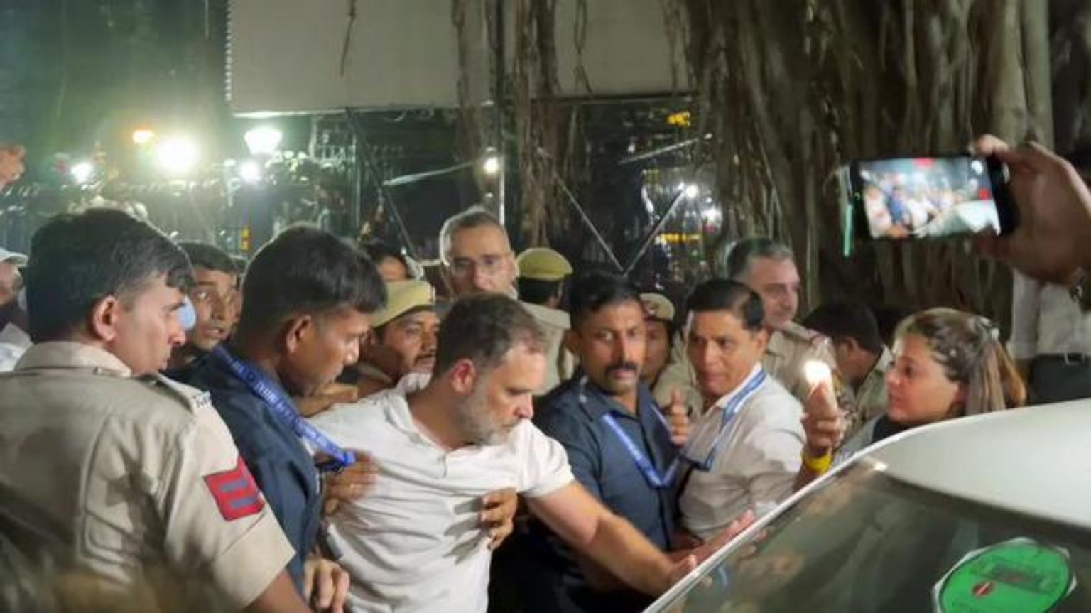 दिल्ली में CEC-SIR विरोध प्रदर्शन के दौरान राहुल गांधी को हिरासत में ले जाती पुलिस