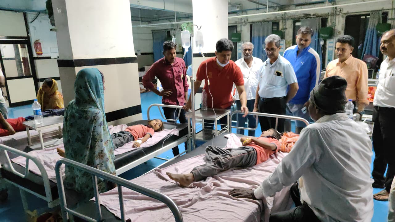 रायगव्हाण के बीमार बच्चों का जिला अस्पताल में उपचार - NewsNation Online जिला अस्पताल के वार्ड में उपचाररत बच्चे और उनका हाल जानने पहुंचे लोग