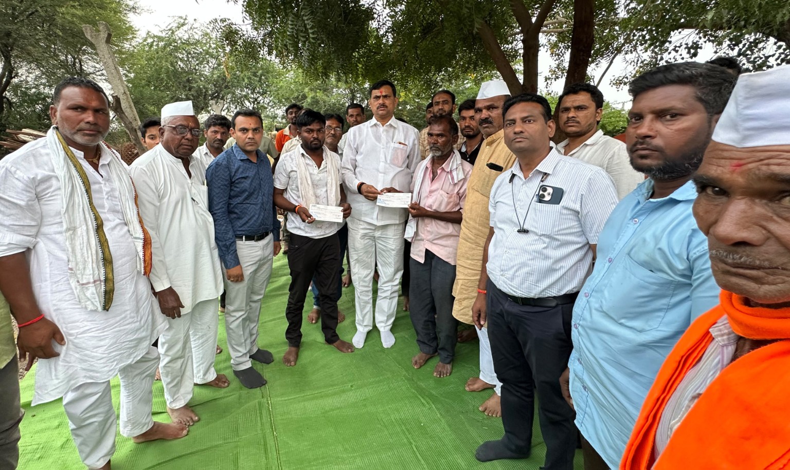Rajuri Steel Family Assistance - NewsNation Online जालना में मजदूर के परिवार को आर्थिक सहायता के चेक सौंपते प्रतिनिधि और उपस्थित नागरिक