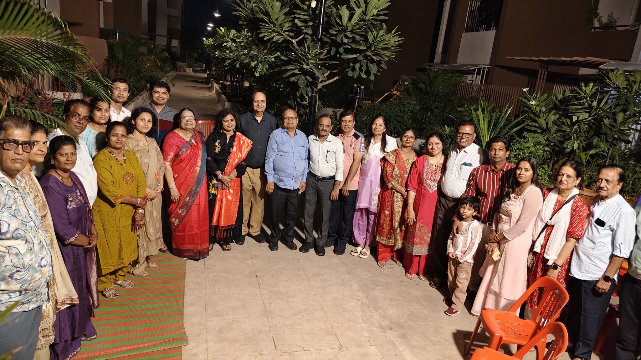 कोजागिरी पूर्णिमा समारोह में रोटरी क्लब ऑफ जालना एलीट के सदस्यों का सामूहिक चित्र