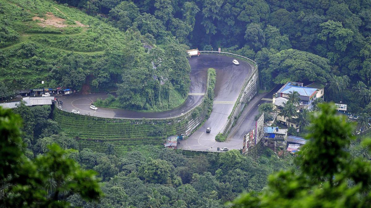 Traffic curbs imposed on Thamarassery Ghat Pass amid heavy rainfall and landslip risks - NewsNation Online Traffic curbs imposed on Thamarassery Ghat Pass amid heavy rainfall and landslip risks