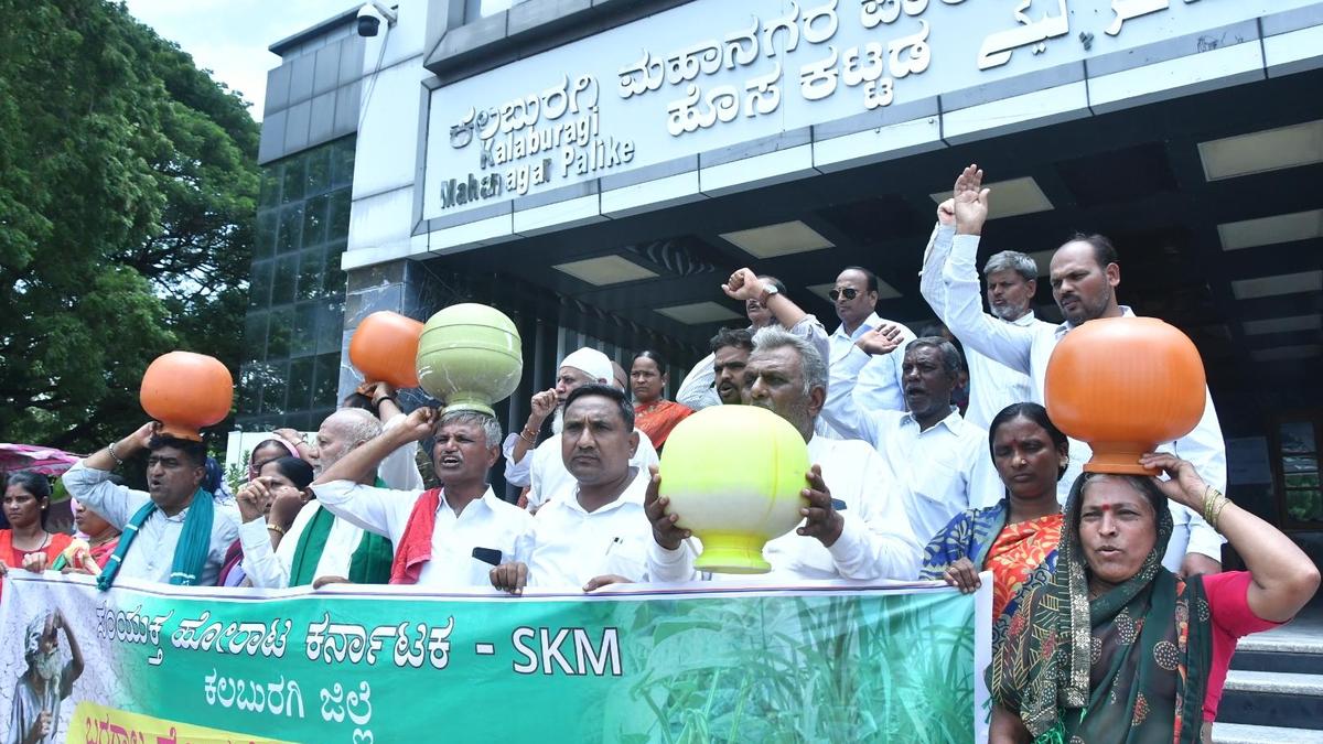 Farmers groups protest over drinking water shortage in Kalaburagi carry empty pots to highlight the issue - NewsNation Online Farmers’ groups protest over drinking water shortage in Kalaburagi, carry empty pots to highlight the issue
